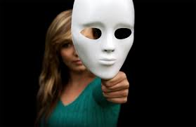 3. Ma è proprio vero che gli altri mi giudicano? Esiste poi un'altro tipo di disagio. Consiste nel sentirsi esposti alla critica a prescindere. Ci si sente constantemente osservati e sotto analisi, in ogni circostanza: in strada, sui mezzi, nei luoghi pubblici, ecc. La percezione di essere al centro dell'attenzione, correlata alla paura del giudizio degli altri, ingenera il bisogno di isolarsi, di nascondersi agli occhi del mondo. Di fatto queste persone sperimentano un imbarazzo davvero invalidante, in grado di condizionare la loro vita privata e professionale: non si sentono di frequentare luoghi affollati o di presentare una relazione lavorativa davanti ai colleghi, di ballare in pubblico, di conoscere persone nuove, né di approcciare qualcuno che desta la loro attenzione. studio psicologia e counseling milano paura del giudizio degli altri